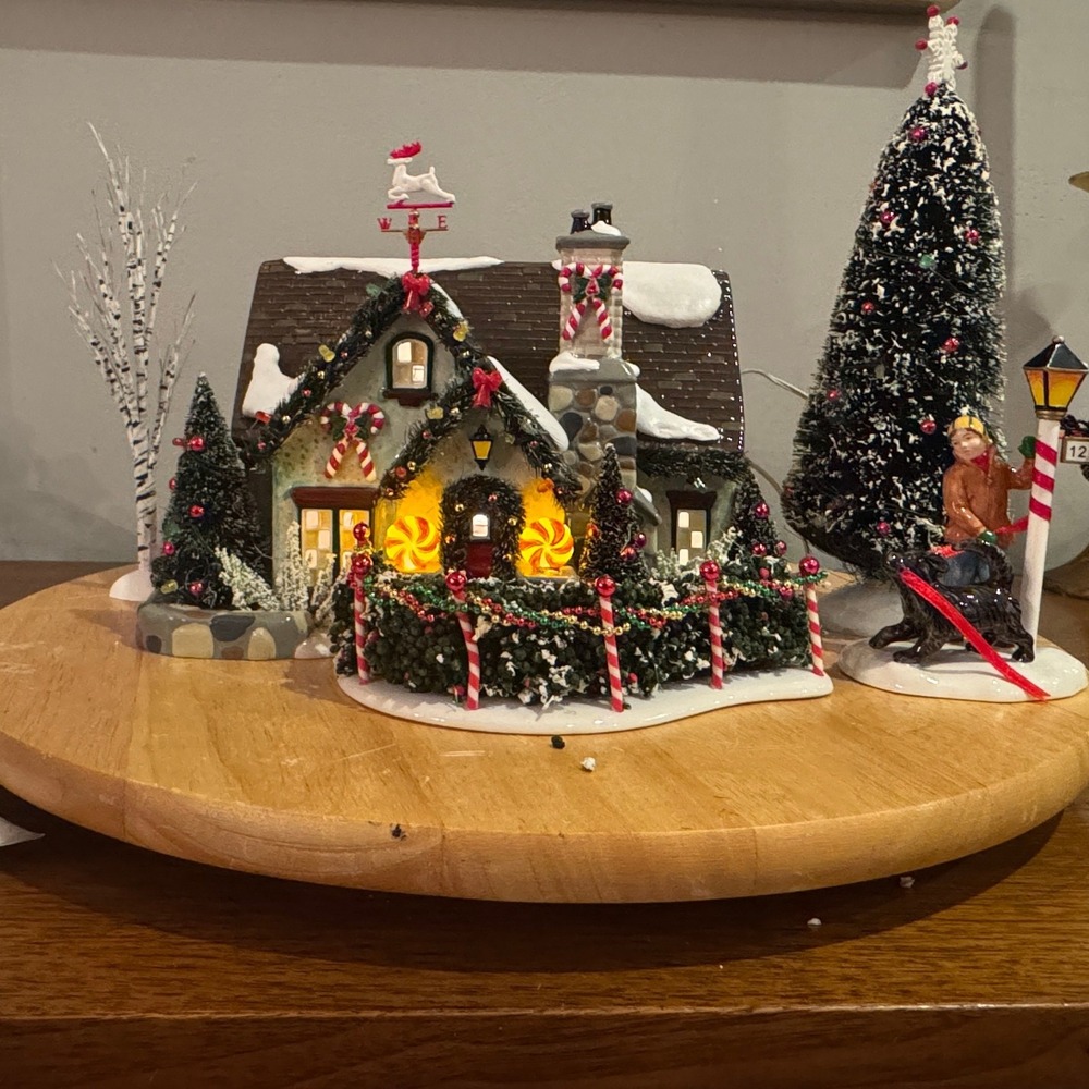 Department 56 The Peppermint House Snow Village Lighted Dept 56 w/ Box